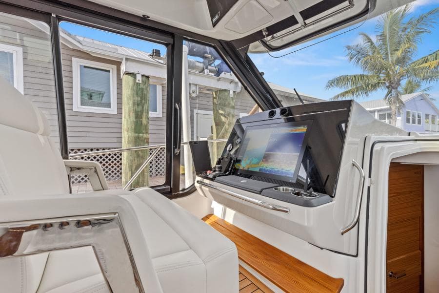 2022 Boston Whaler 405 Conquest