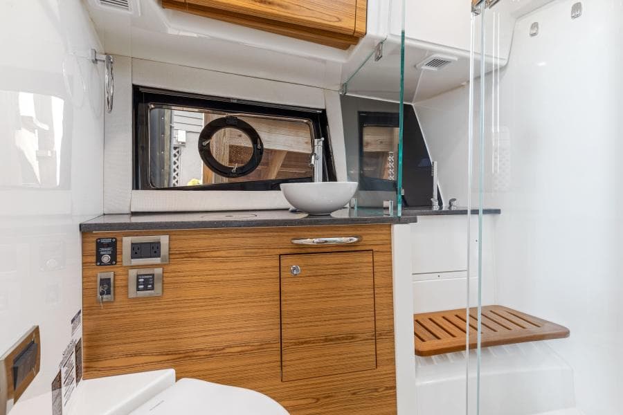 2022 Boston Whaler 405 Conquest