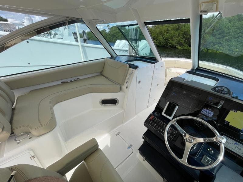 2018 Pursuit 325 DC