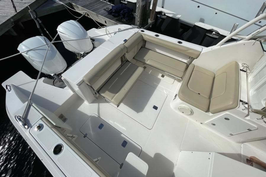 2018 Pursuit 325 DC