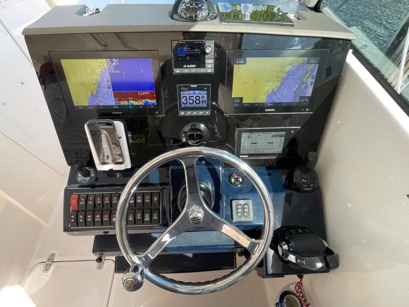 2018 Pursuit 325 DC