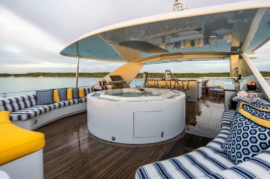 SUNDECK HOT TUB