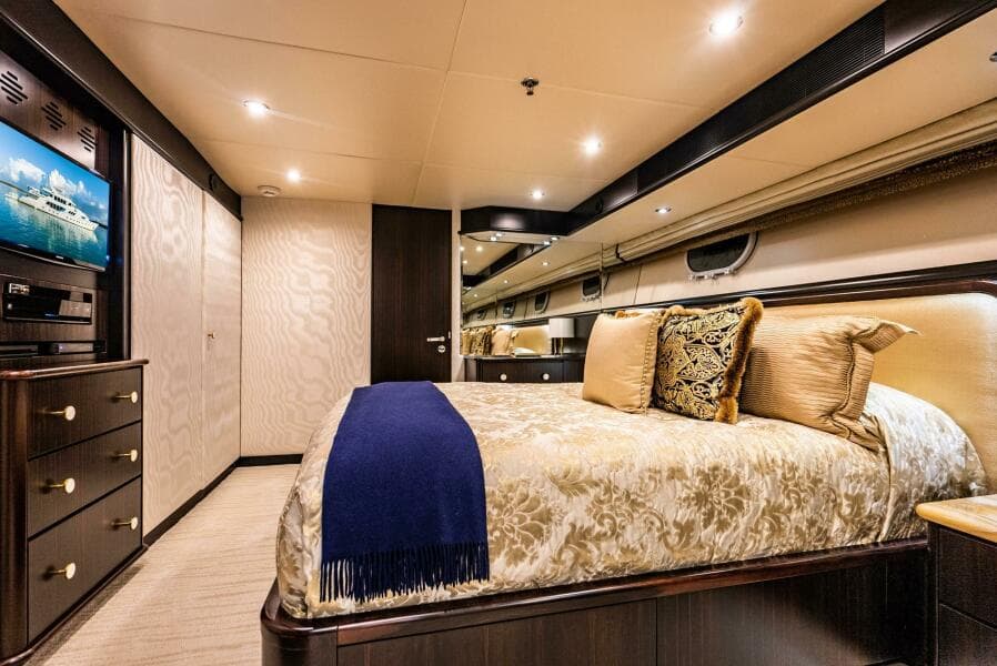 STBD FWD GUEST STATEROOM