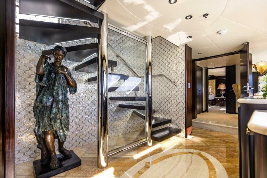 MAIN GUEST FOYER