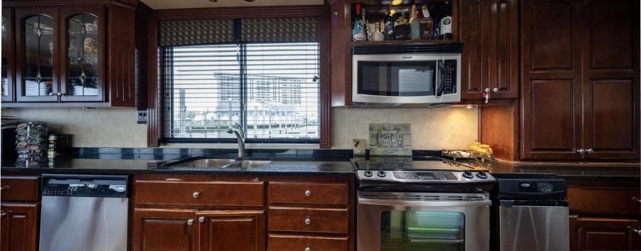 2008 Fantasy 82 Coastal Yacht