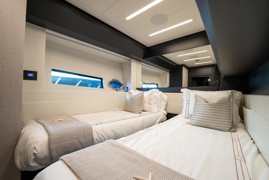 2021 Pershing 8X