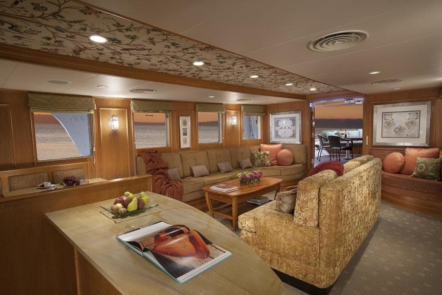 SALON FACING STERN