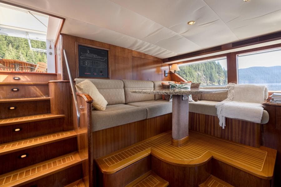 BRIDGE DECK PILOTHOUSE SEATING
