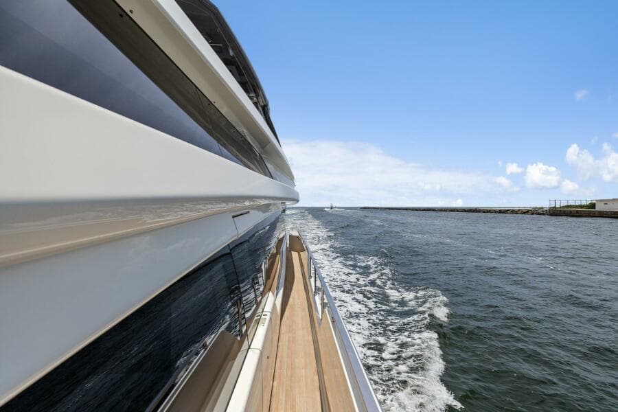 2021 Ferretti Yachts 850
