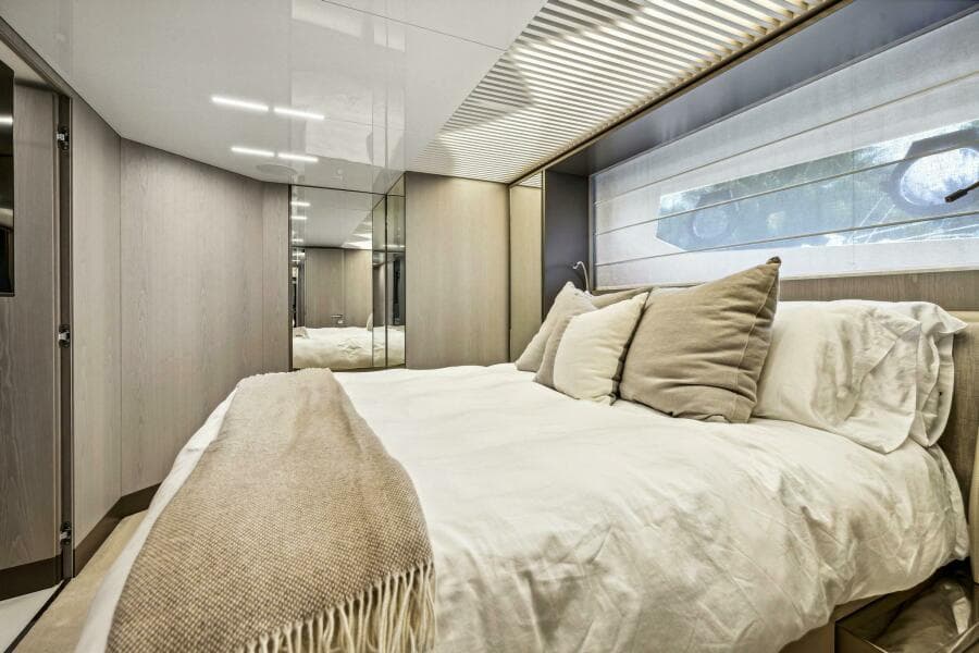 2021 Ferretti Yachts 850