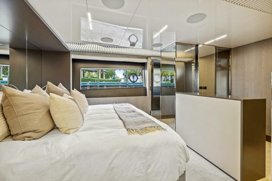 2021 Ferretti Yachts 850