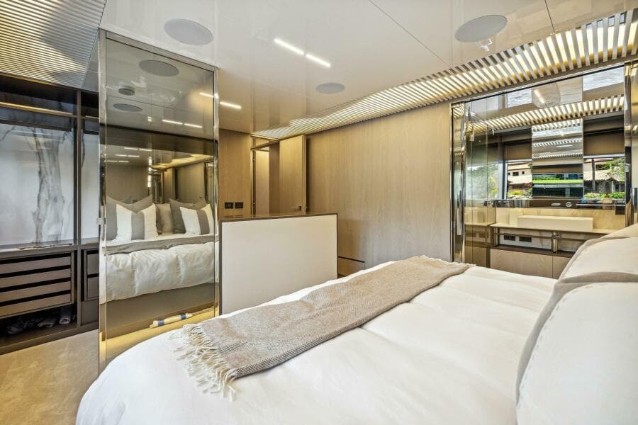 2021 Ferretti Yachts 850