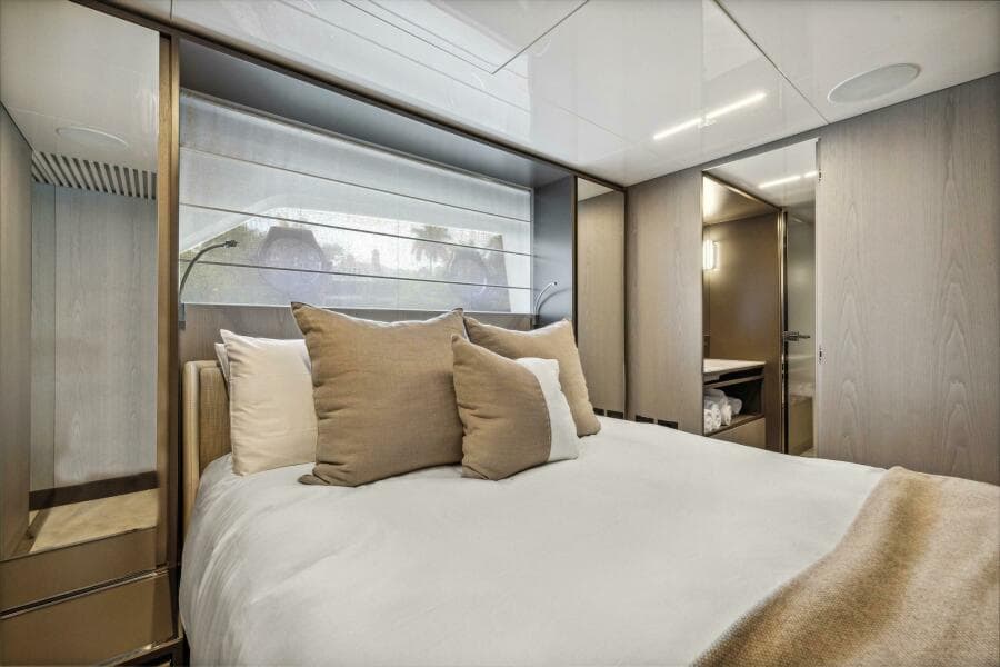 2021 Ferretti Yachts 850