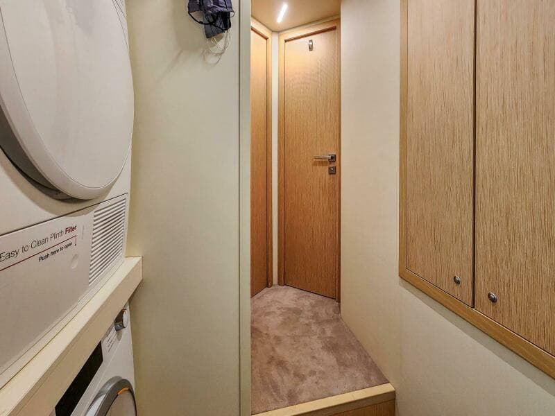2021 Ferretti Yachts 850