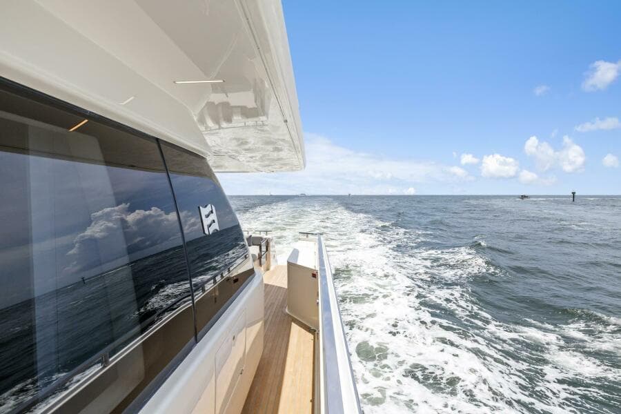 2021 Ferretti Yachts 850