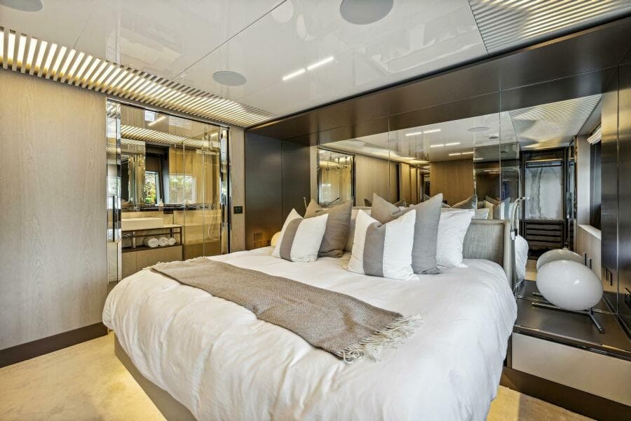 2021 Ferretti Yachts 850