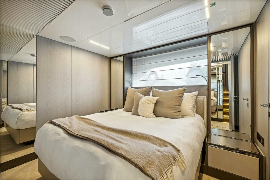 2021 Ferretti Yachts 850