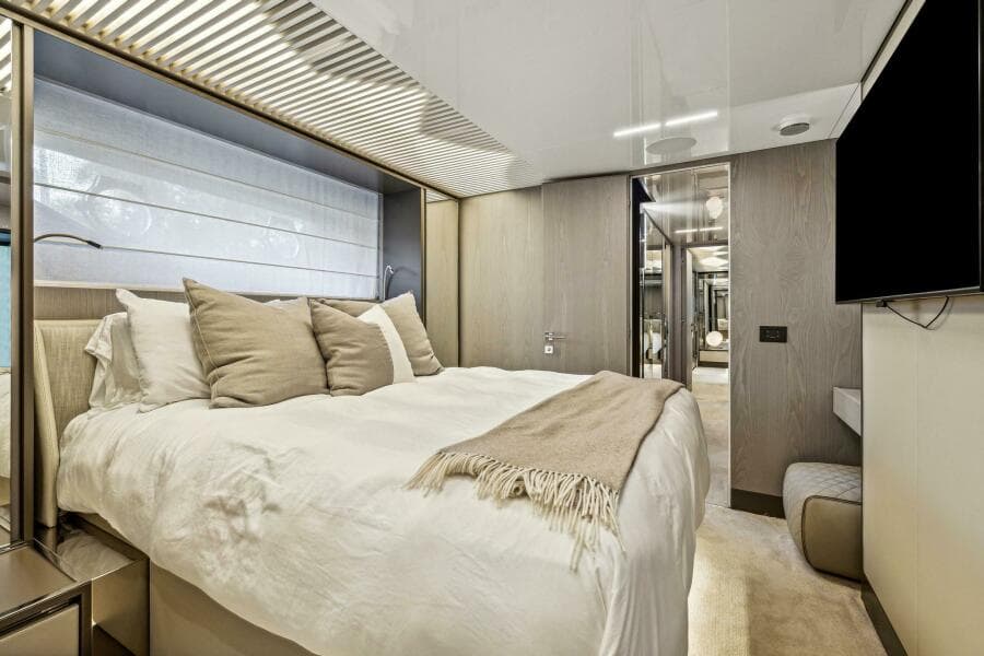 2021 Ferretti Yachts 850