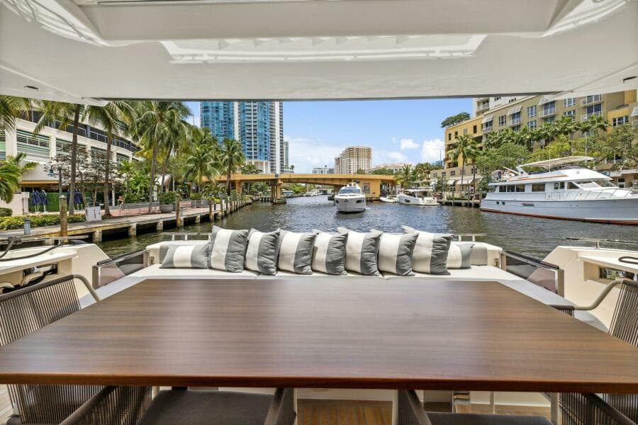2021 Ferretti Yachts 850