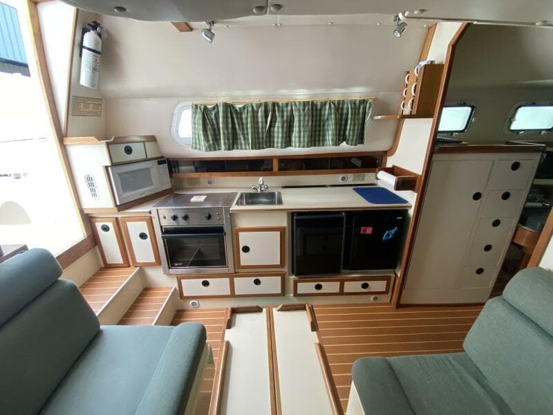 2001 Albin 32 + 2 Command Bridge