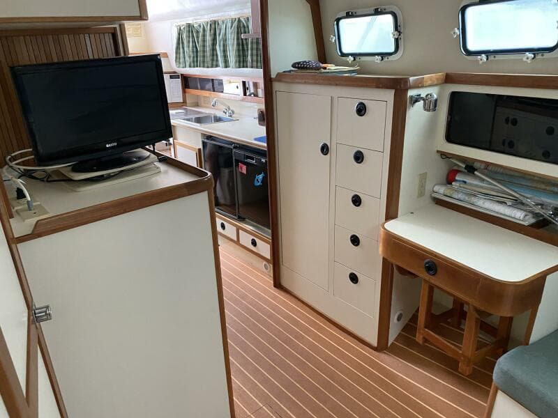 2001 Albin 32 + 2 Command Bridge