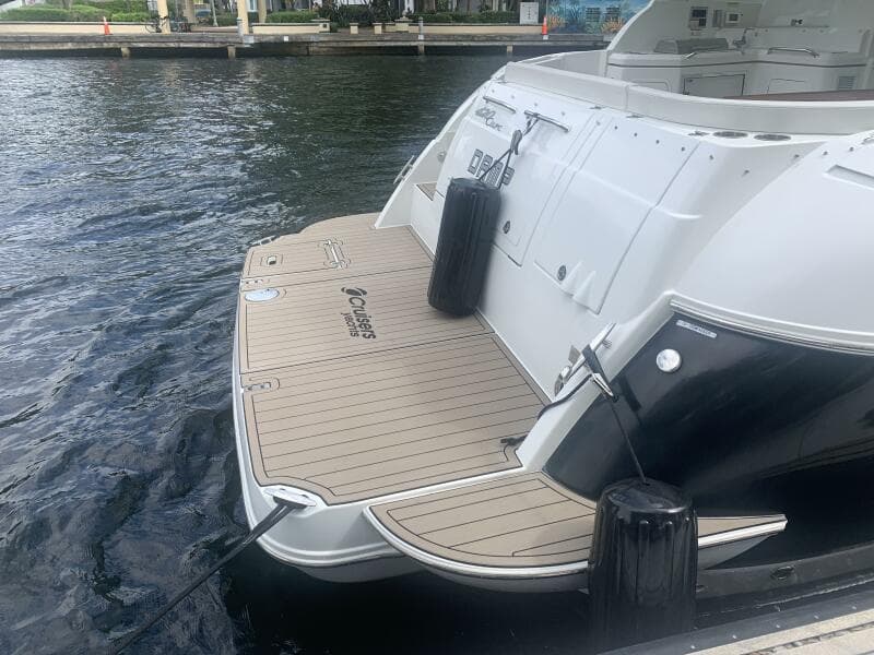 2011 Cruisers Yachts 420 Sports Coupe