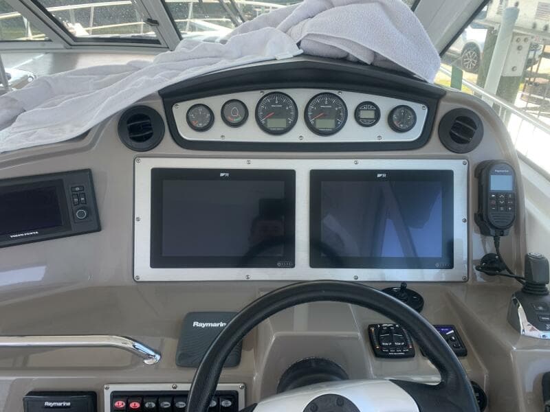 2011 Cruisers Yachts 420 Sports Coupe
