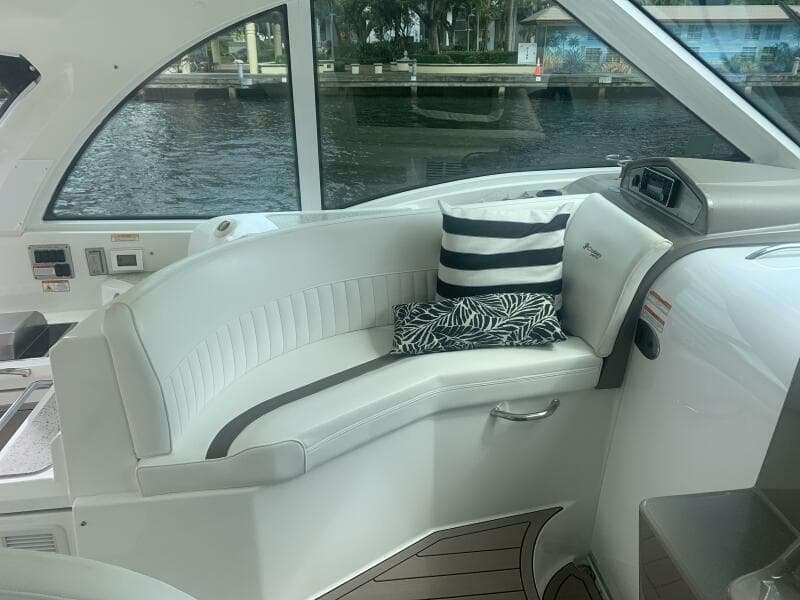 2011 Cruisers Yachts 420 Sports Coupe