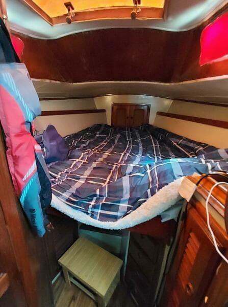 1046 Islander 36