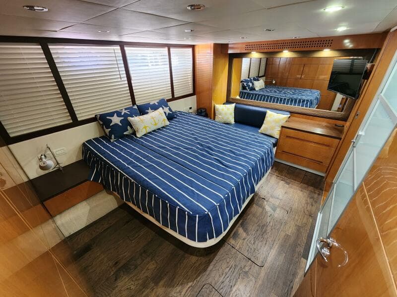 2006 Pershing 