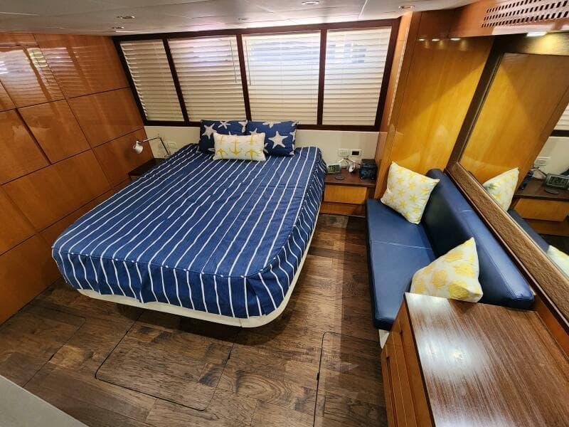 2006 Pershing 
