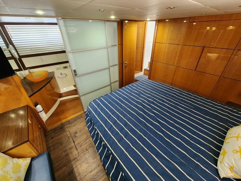 2006 Pershing 