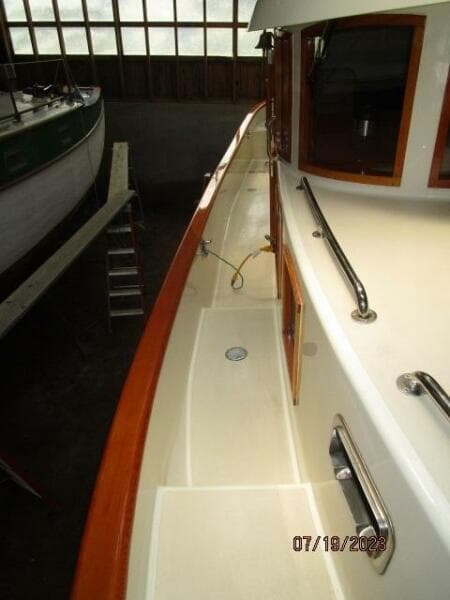 43' Flowers starboard side deck1