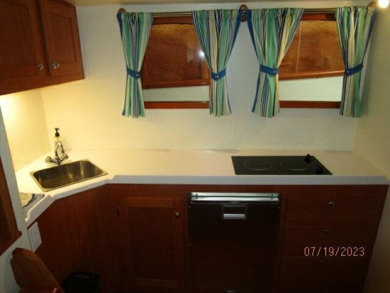 43' Flowers galley4