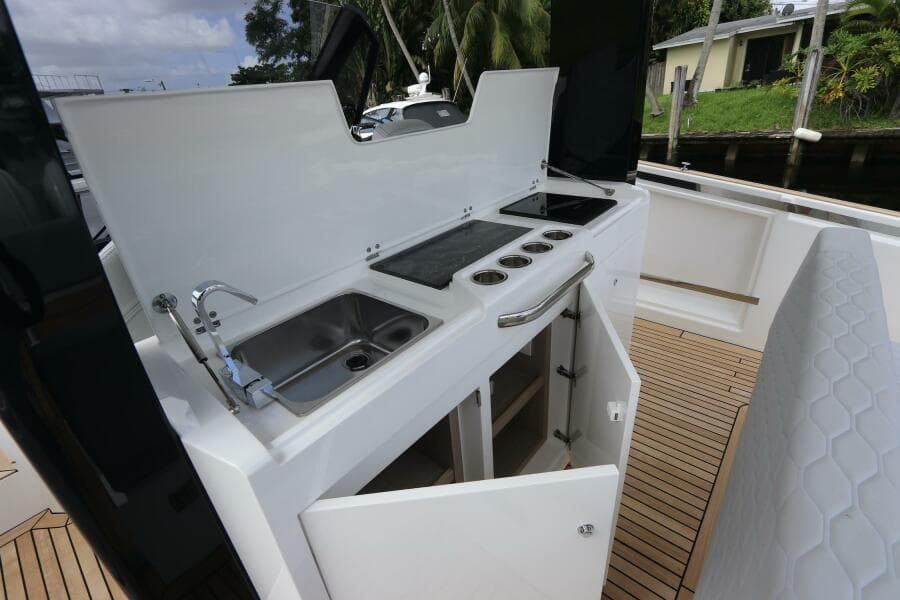 2024 Astondoa 377 Coupe Outboard