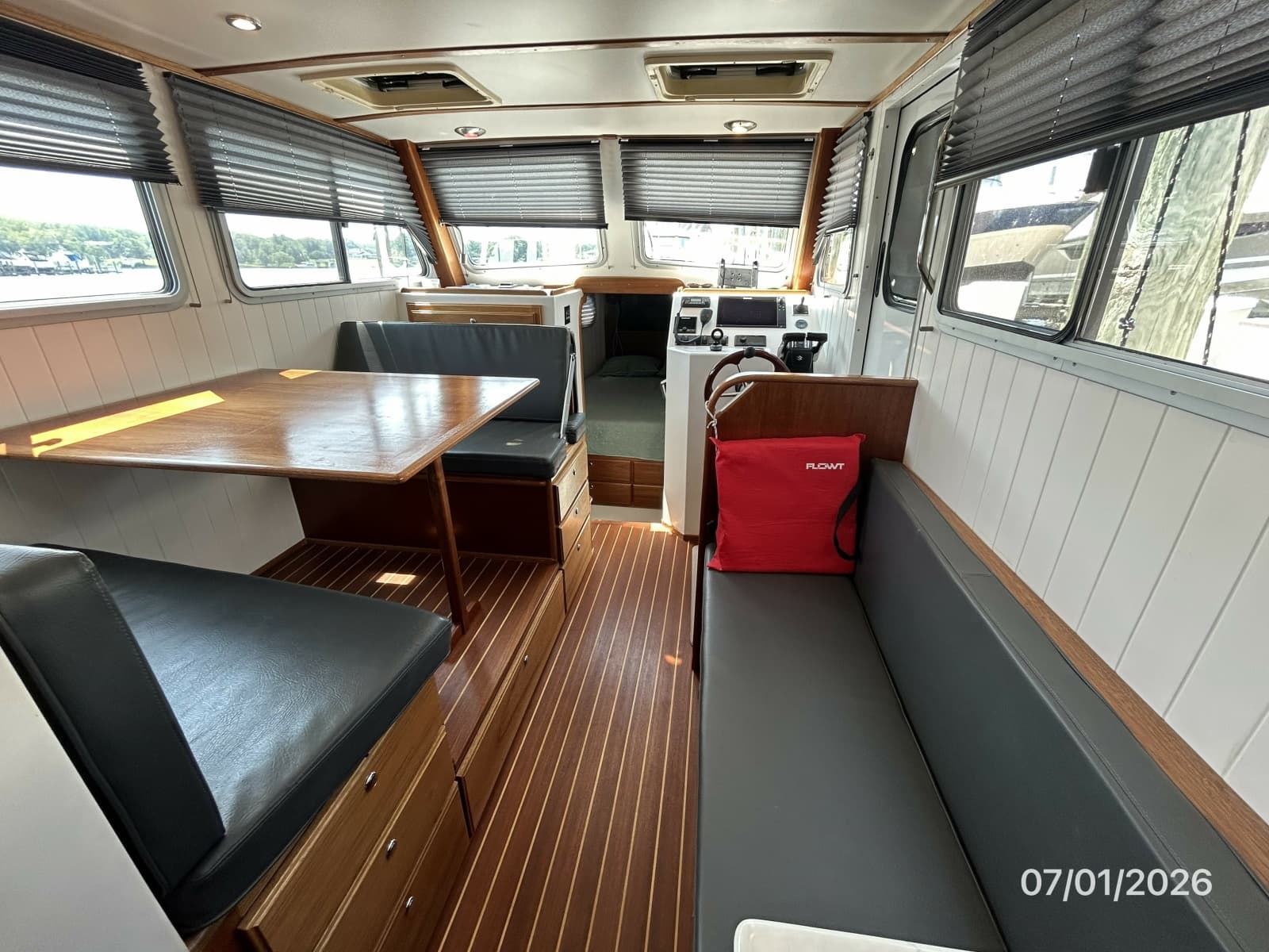 35' Great Harbour salon forward