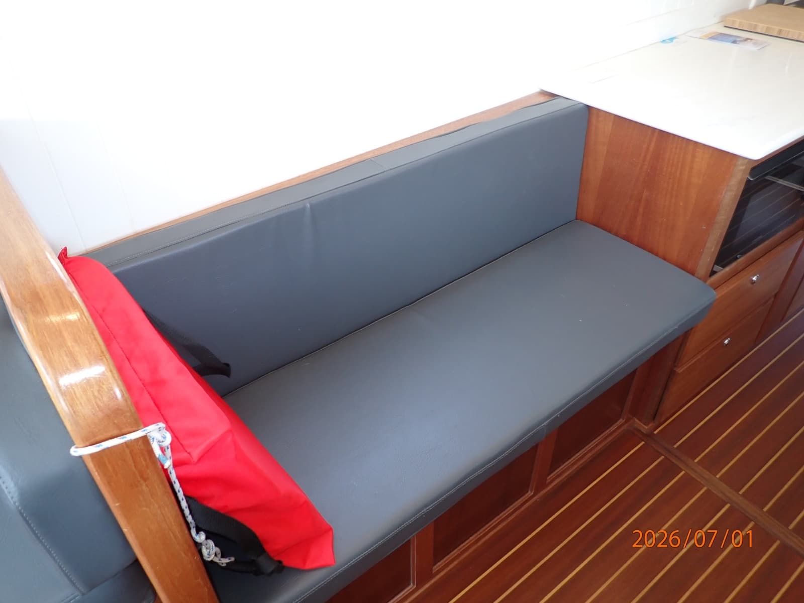 35' Great Harbour salon starboard seating2
