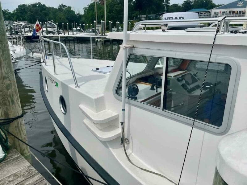 35' Great Harbour port side deck1
