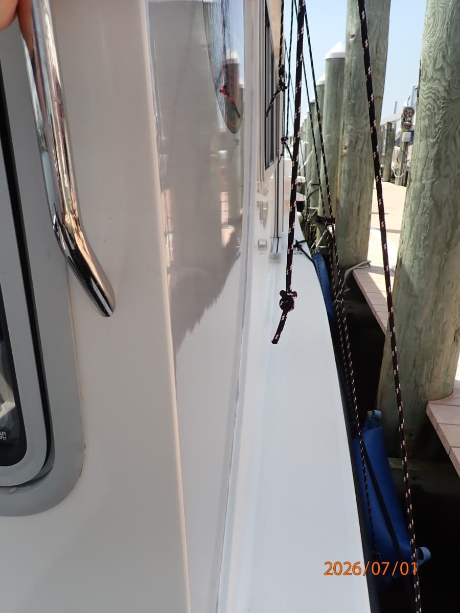 35' Great Harbour starboard side deck