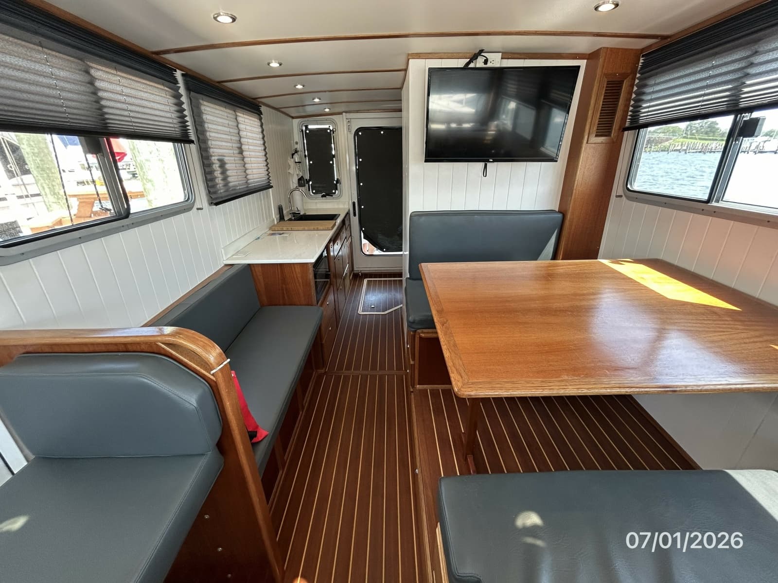 35' Great Harbour salon aft