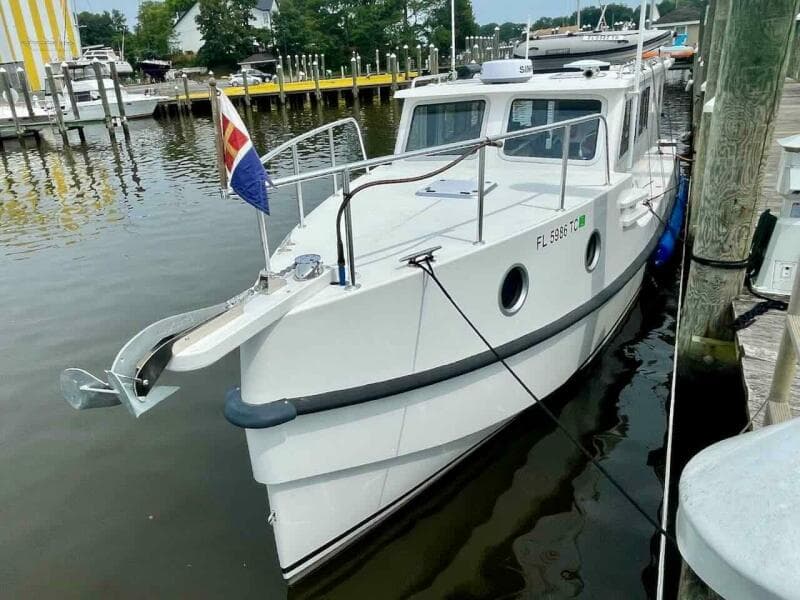 35' Great Harbour port forward profile