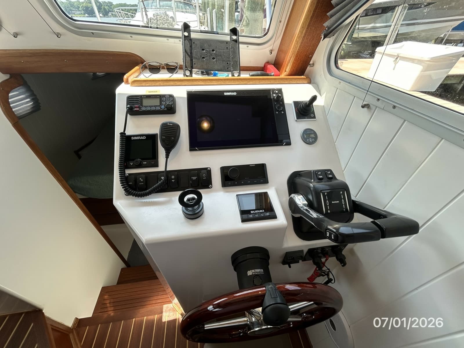 35' Great Harbour helm2