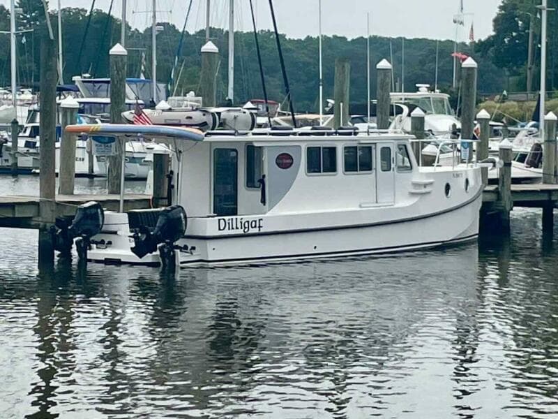 35' Great Harbour starboard aft profile