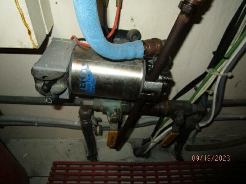 63' Hatteras oil change system