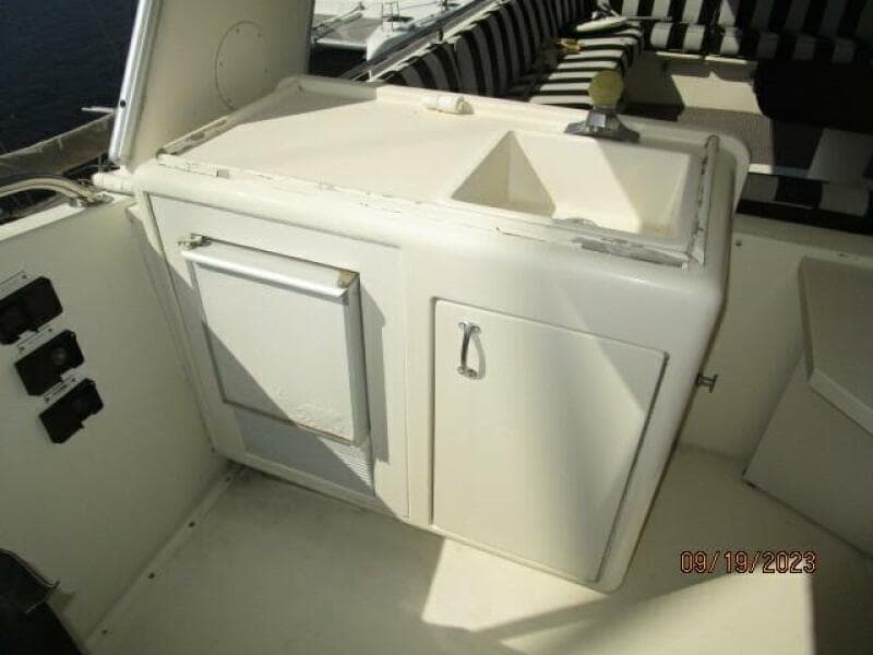 63' Hatteras flybridge wetbar