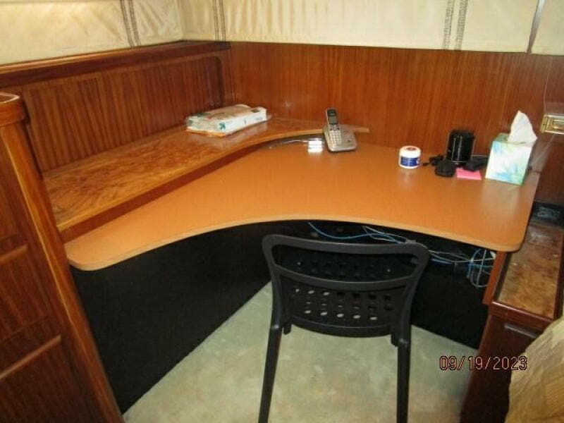 63' Hatteras master stateroom desk