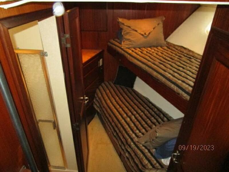 63' Hatteras forward stateroom 