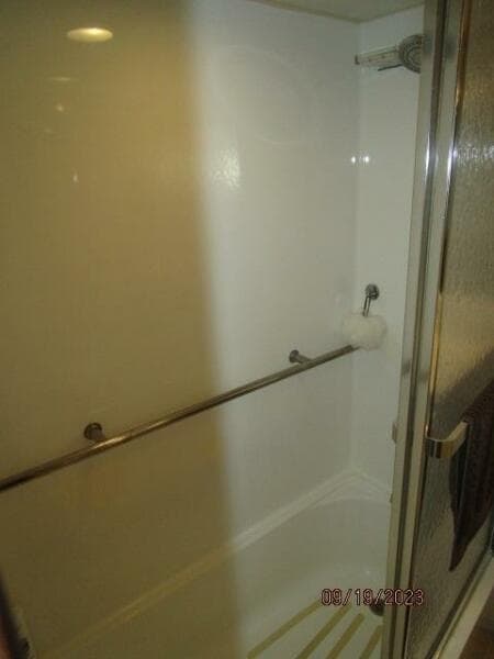 63' Hatteras master stateroom tub-shower