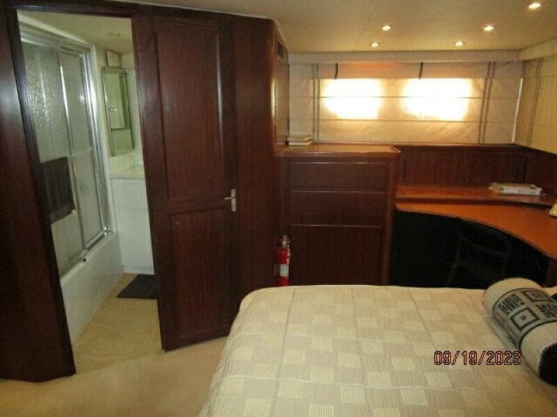 63' Hatteras master stateroom starboard