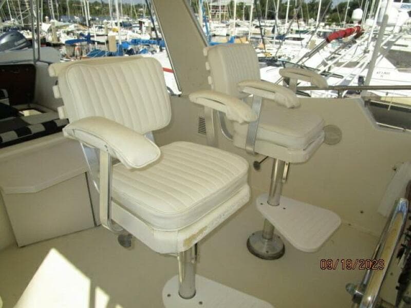 63' Hatteras flybridge helmseats